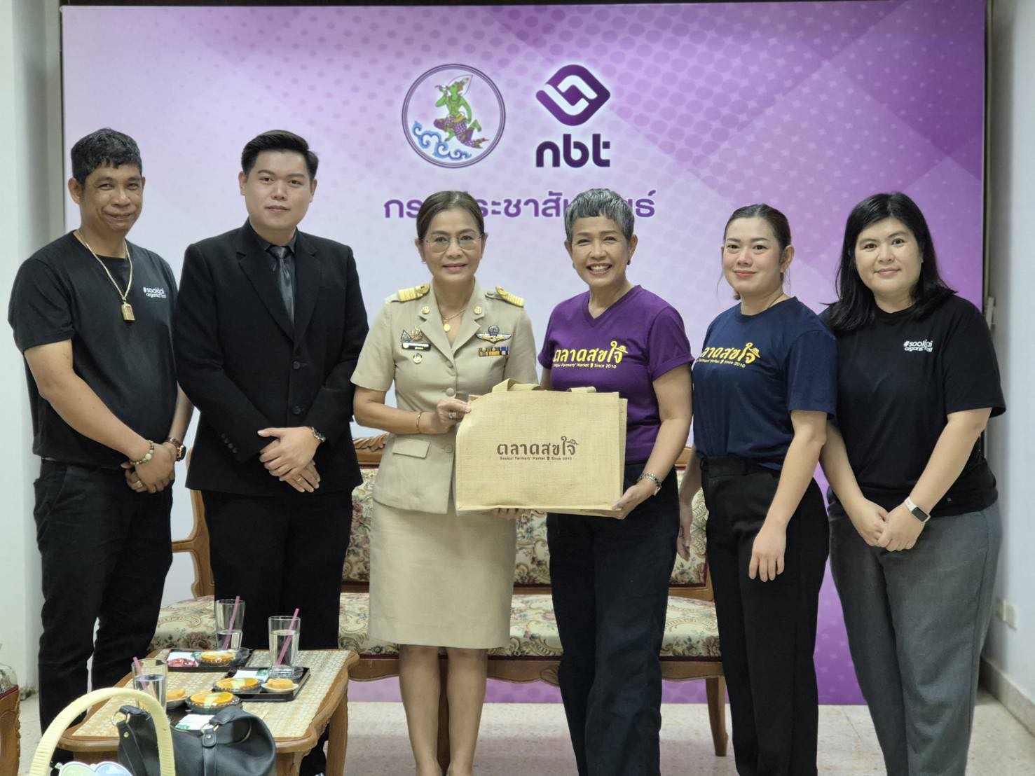 ผอ.มัทณียา มากสมบูรณ์ ผอ.สทท.กาญจนบุรี ให้การต้อนรับ คุณวาสนา กลิ่นพยอม ที่ปรึกษาประธานบริหารสวนสามพราน และคณะกรรมการการจัดงาน และคุณภีรดา สวนสาหร่าย คณะกรรมการเกษตรกร ตลาดสุขใจ สวนสามพราน