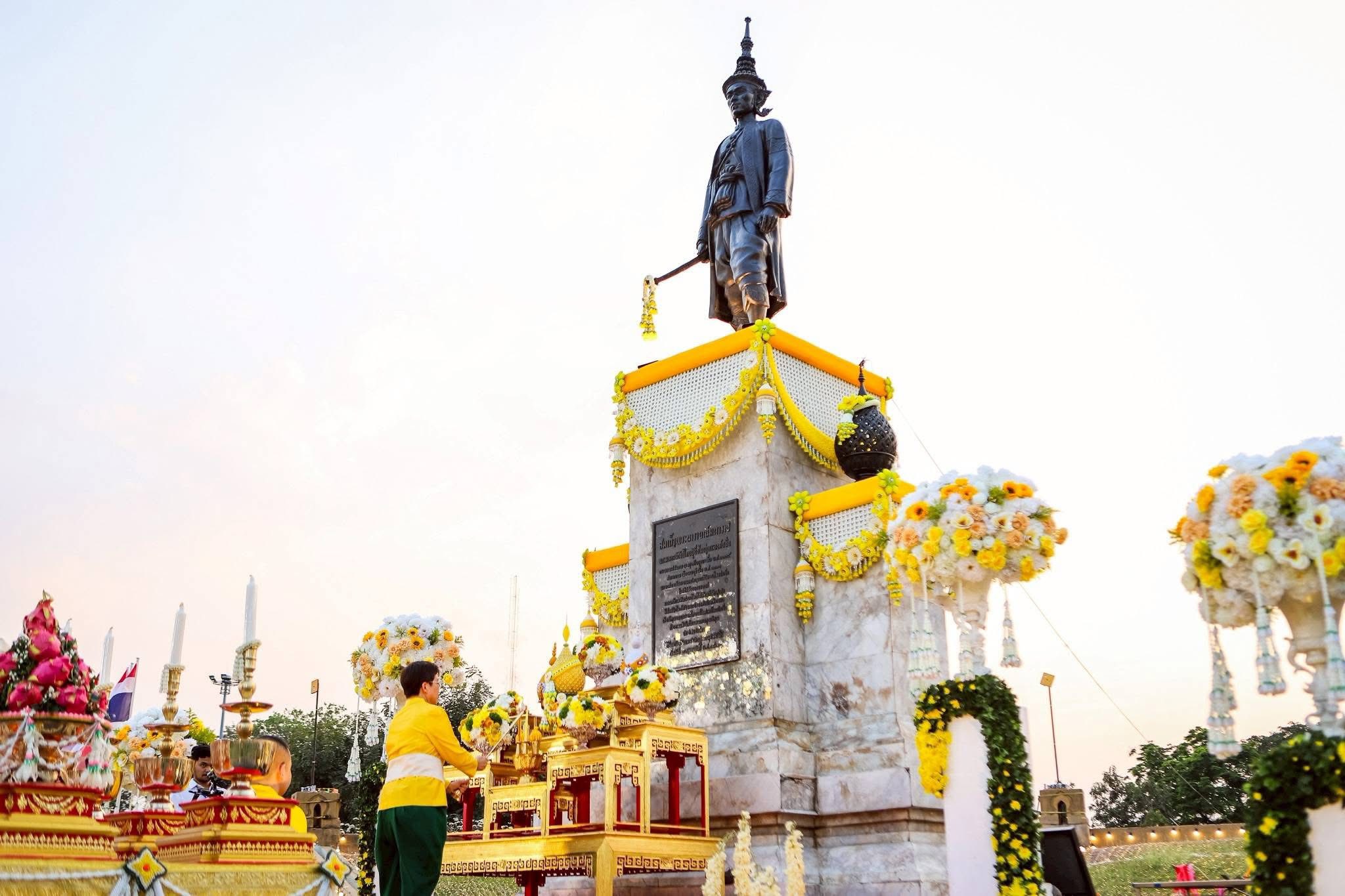 สุดยิ่งใหญ่ตระการตา !!! ผู้รำกว่า 5,000 ชีวิต จากทั้ง 11 อำเภอ ร่วมรำบวงสรวงถวายดวงพระวิญญาณ สมเด็จพระนารายณ์มหาราช