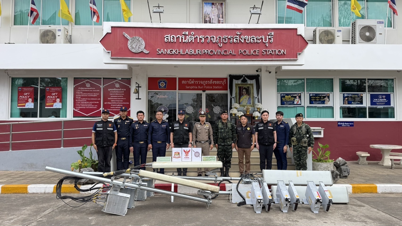 ฉก.ลาดหญ้า กกล.สุรสีห์ ร่วม กสทช.ภาค 1 ยึดอุปกรณ์ลักลอบปล่อยสัญญาณมือถือให้ประเทศเพื่อนบ้านชายแดนเมืองกาญจน์