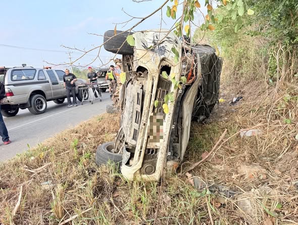 รถกระบะขบวนการขนแรงงานเถื่อน เสียหลักพลิกคว่ำ บนถนน 323 ไทรโยค-กาญจนบุรี