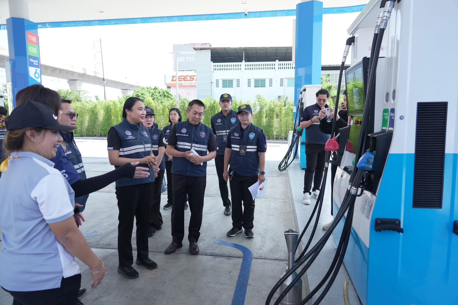 กรมการค้าภายใน ลงพื้นที่ตรวจเข้ม หลังเกิดกระแสโซเซียลถึงราคาสินค้า ย้ำ ตลาด-ห้าง-ปั๊มน้ำมัน จำหน่ายปกติทั่วประเทศ เตือนห้ามฉวยโอกาสขึ้นราคา พบดำเนินคดีทันที