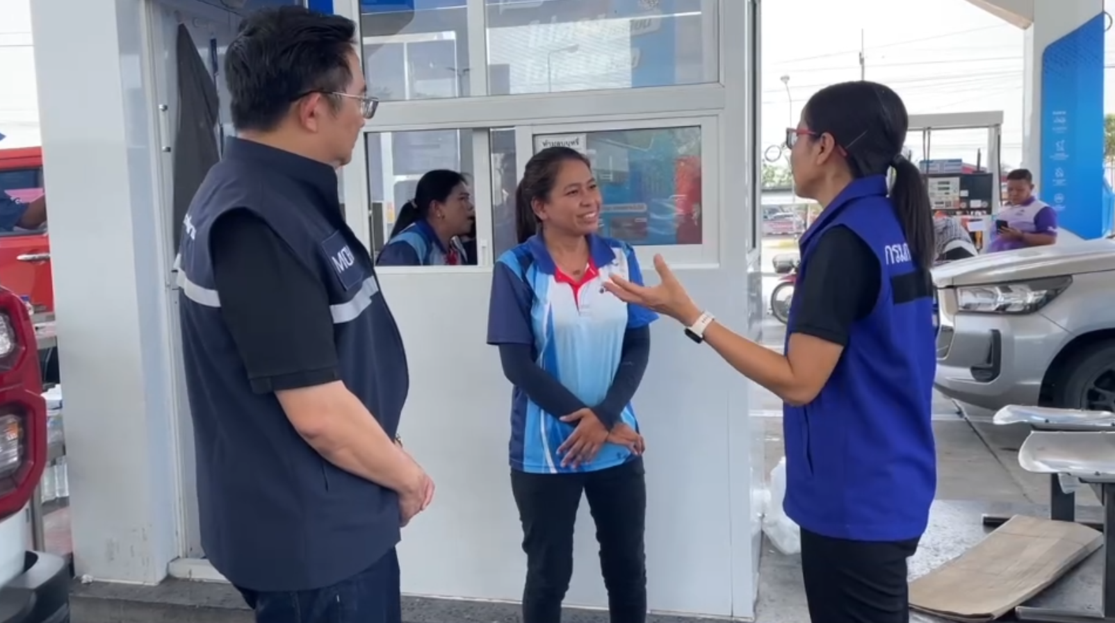 ชาวนาในจังหวัดอ่างทอง มารอเติมน้ำมันตั้งแต่เช้ามืดจนถึงเที่ยงยังไม่มีน้ำมัน &rsquo;รองผู้ว่าอ่างทอง&lsquo; ลงพื้นที่พูดคุยชี้แจง น้ำมันจัดส่งไม่ทัน