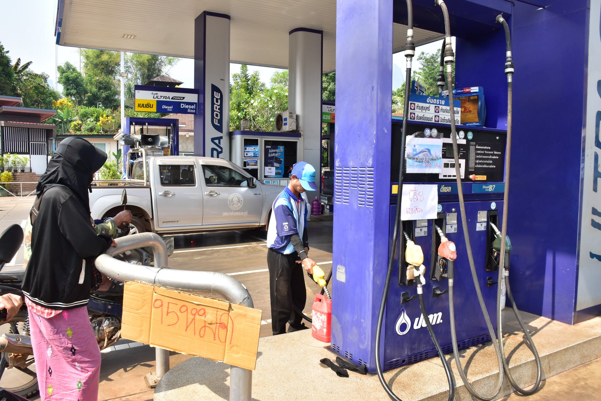 ปั๊มปตท. ตลาดทองผาภูมิ  คุมเข้มการจำหน่ายน้ำมันเชื้อเพลิง ป้องกันห้ามรถเวียนเทียน จำกัดเติมได้คันละ 500 บาท เพื่อให้น้ำมันพอใช้กับคนในชุมชนและอำเภอทองผาภูมิ