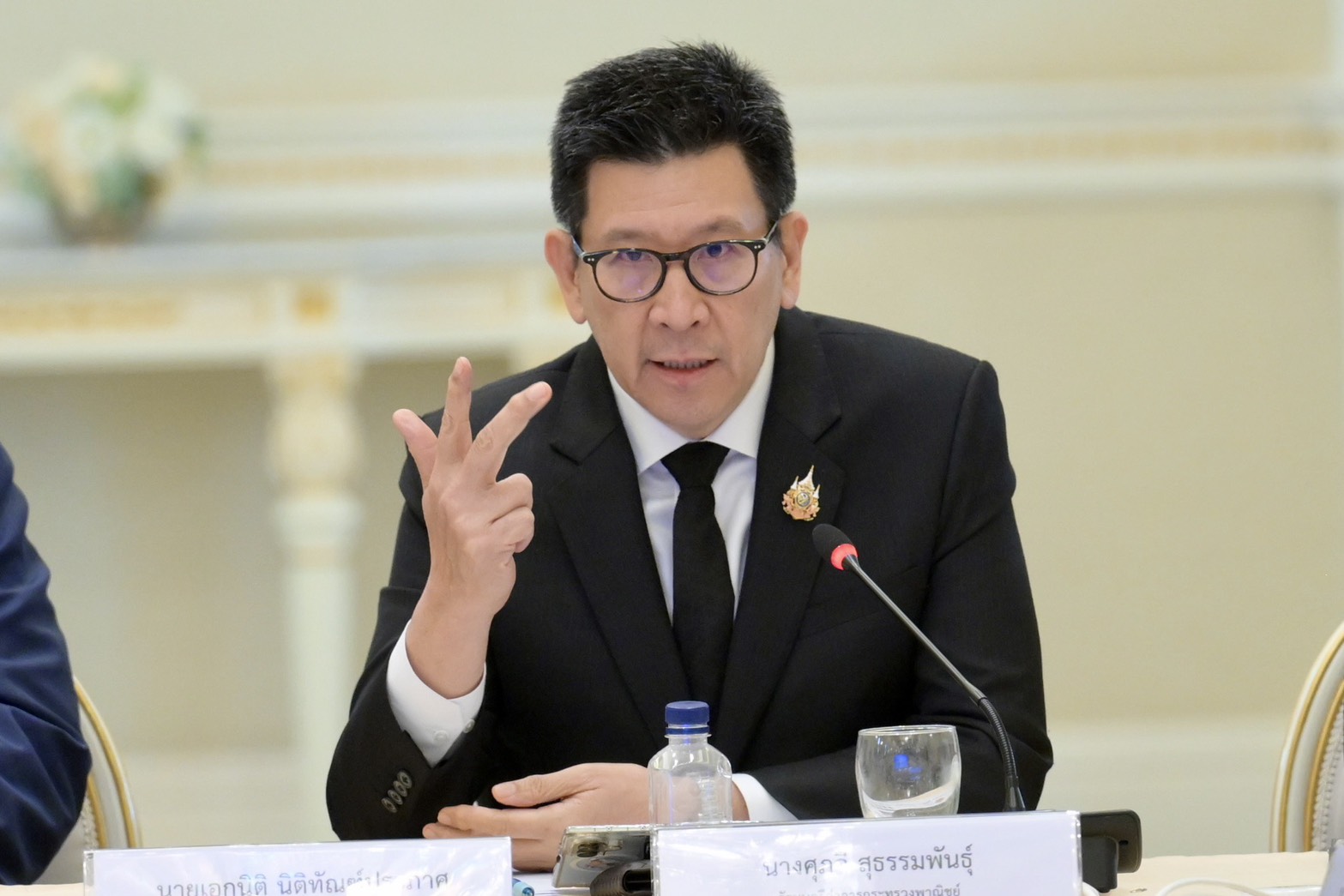 วิกฤตพลังงานซ้ำซ้อน "เอกนิติ" เผย น้ำมันขาดหน้าปั๊ม เหตุความต้องการพุ่งเกินกำลังผลิต เร่งสั่งลดสัดส่วนสำรองน้ำมัน ระบายสู่หน้าปั๊ม ป้องกันน้ำมันขาด ยืนยันมีน้ำมันดิบสำรองเพียงพอ