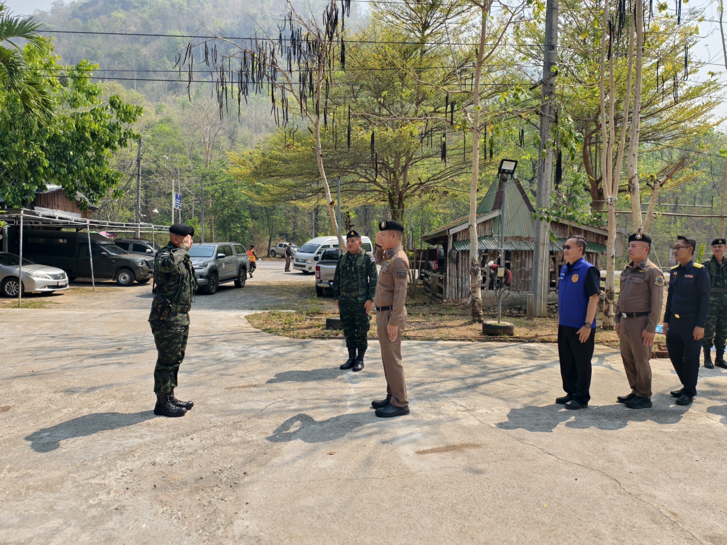 ฉก.ลาดหญ้า/ร.29 บูรณาการทุกภาคส่วน เสริมมาตรการคุมเข้มชายแดนเมืองกาญจน์ทุกช่องทาง สกัดน้ำมันเถื่อน แก๊งสแกมเมอร์ แรงงานเถื่อน สอดรับนโยบายรัฐบาลและกองทัพบก