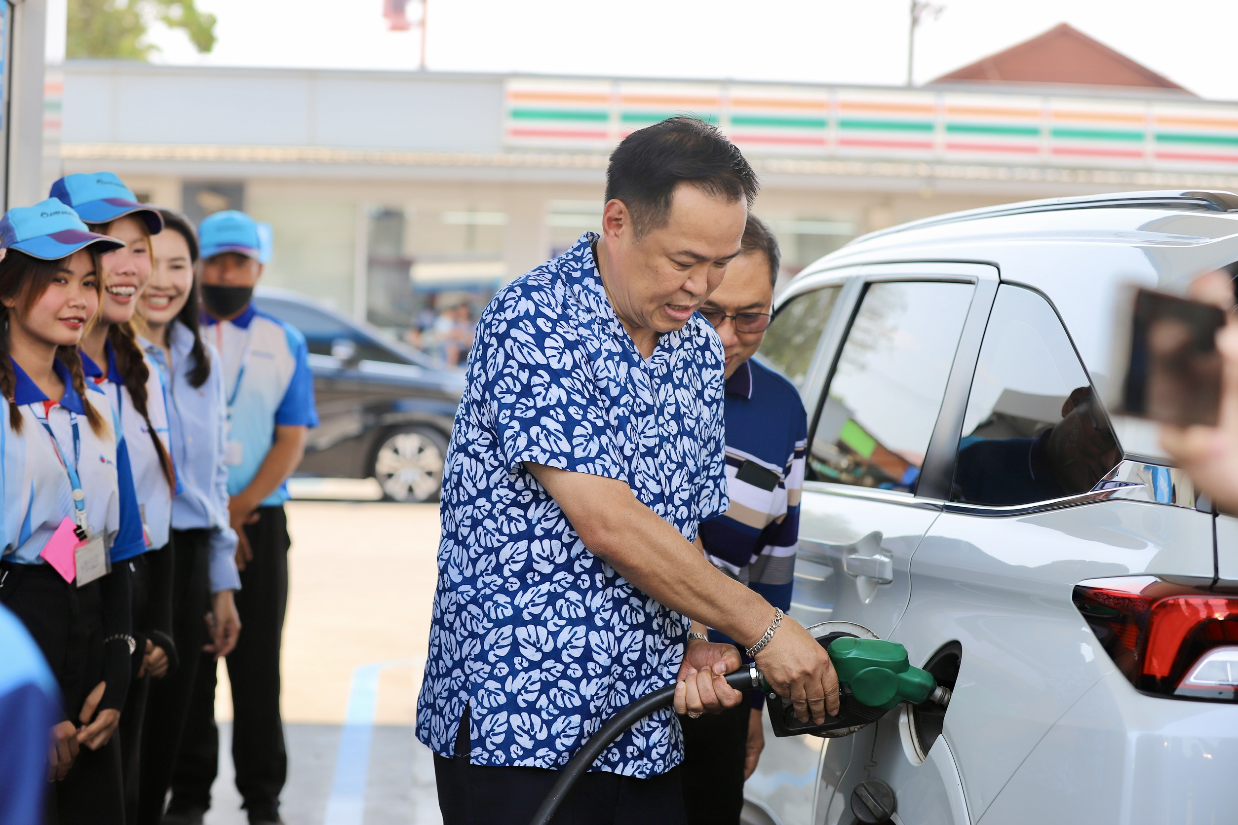 🚗💨 &ldquo;นายกฯ อนุทิน&rdquo; เช่ารถขับเอง ลุยสุ่มตรวจปั๊มน้ำมันธาตุพนม ติดตามสถานการณ์ใกล้ชิด!