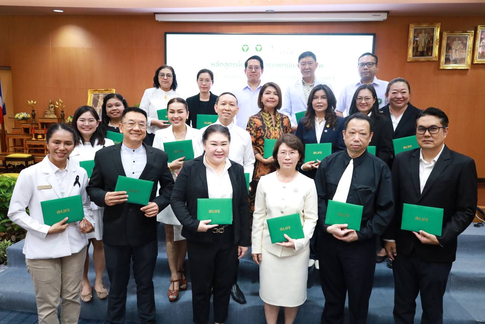 รมว.สธ. นำทีมมอบประกาศนียบัตร LIFE รุ่นที่ 1 ที่ รพ.วชิระภูเก็ต ชู &ldquo;สร้างสุขภาพ&rdquo; ดันภูเก็ตสู่ Medical & Wellness Hub