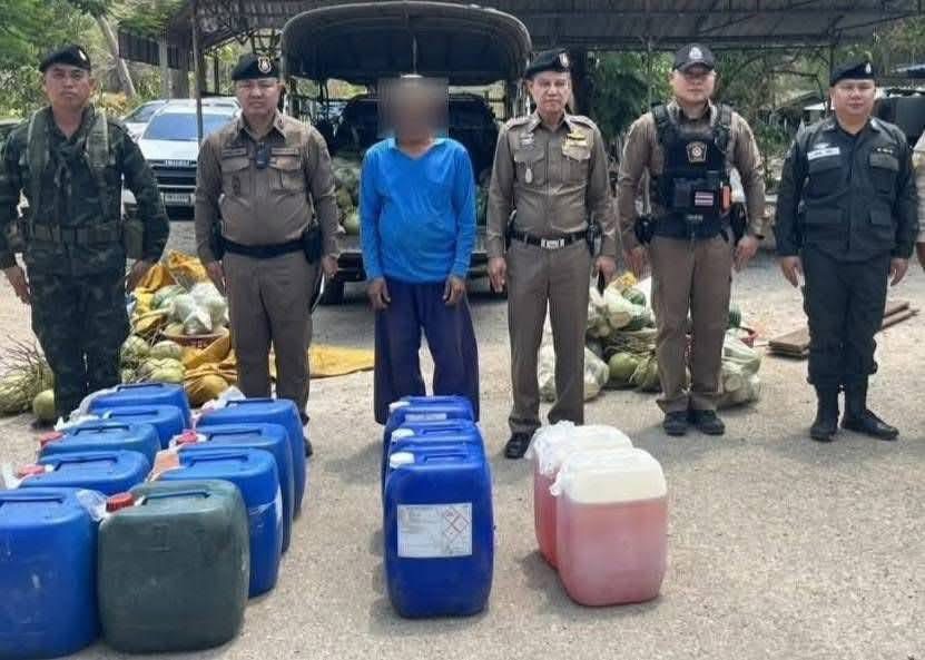 ทหาร ฉก.ลาดหญ้าพร้อมผู้กำกับสันติ สนธิกำลังร่วมกัยหลายหน่วย รวบลุงวัย 56 ปี ซ่อนน้ำมันกว่า 400 ลิตร ซุกรถขนแตงโม ไปขายต่างประเทศตกละลิตร 70 บาท