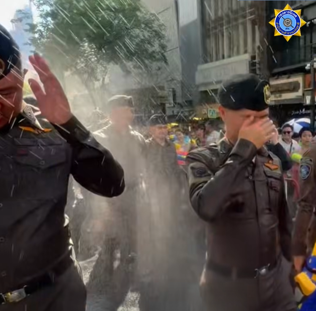 ใครมาสีลมแล้วบ้าง ยกมือขึ้น!  บรรยากาศคึกคักสุดๆ คนแน่นเอี๊ยดดดดด! แต่บอกเลยว่าเล่นน้ำได้แบบสบายใจไร้กังวล เพราะงานนี้ตำรวจเขาลงพื้นที่กันแบบจัดหนักจัดเต็ม!