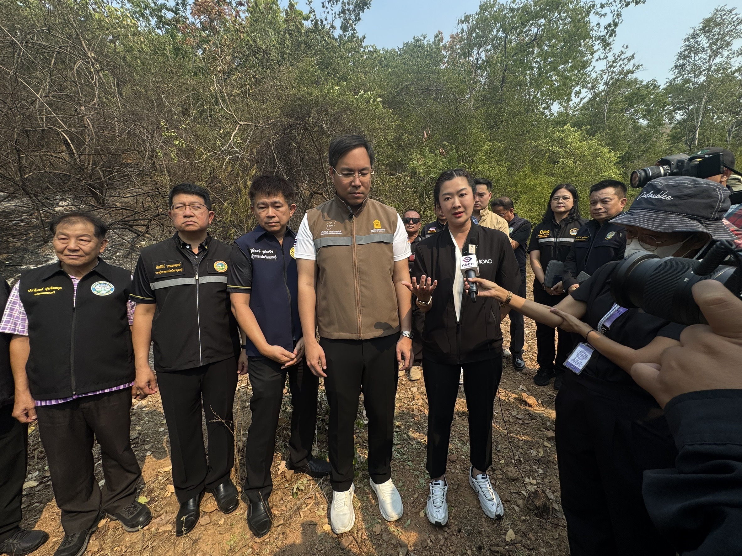 รมช.เกษตร และสหกรณ์ พร้อมด้วยรมช.ศึกษาธิการ 🔥เดินสำรวจดูพื้นที่ด้านหลังโรงเรียนดรุณากาญจนบุรี อ.เมืองกาญจนบุรีจ.กาญจนบุรีซึ่งมีการเผาป่าไฟลามมาเกือบจะถึงโรงเรียน