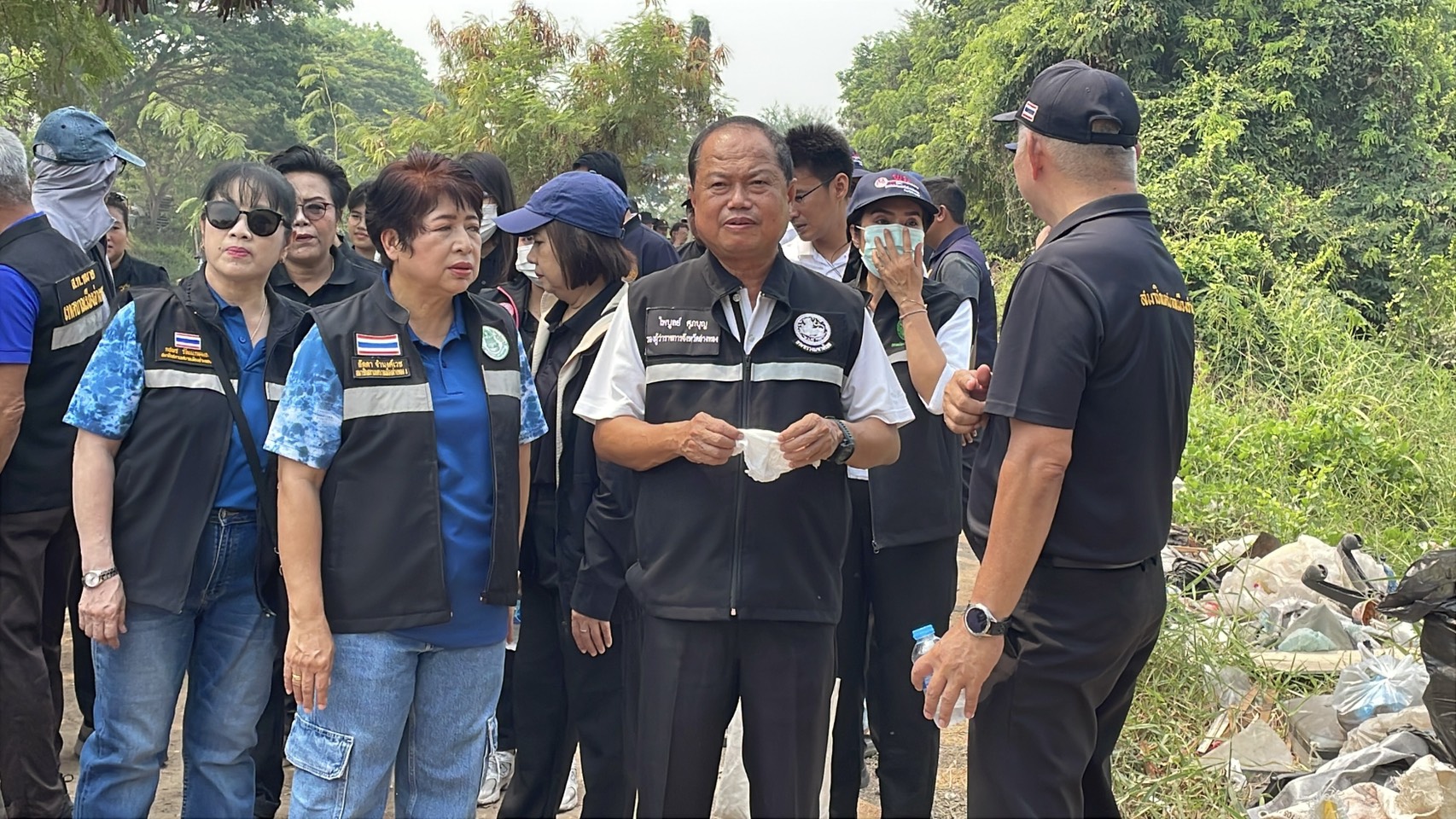 รองผู้ว่าราชการจังหวัดอ่างทอง ลุยเคลียร์พื้นที่สาธารณะริมคลองชลประทาน พบซุกกองขยะจำนวนมาก