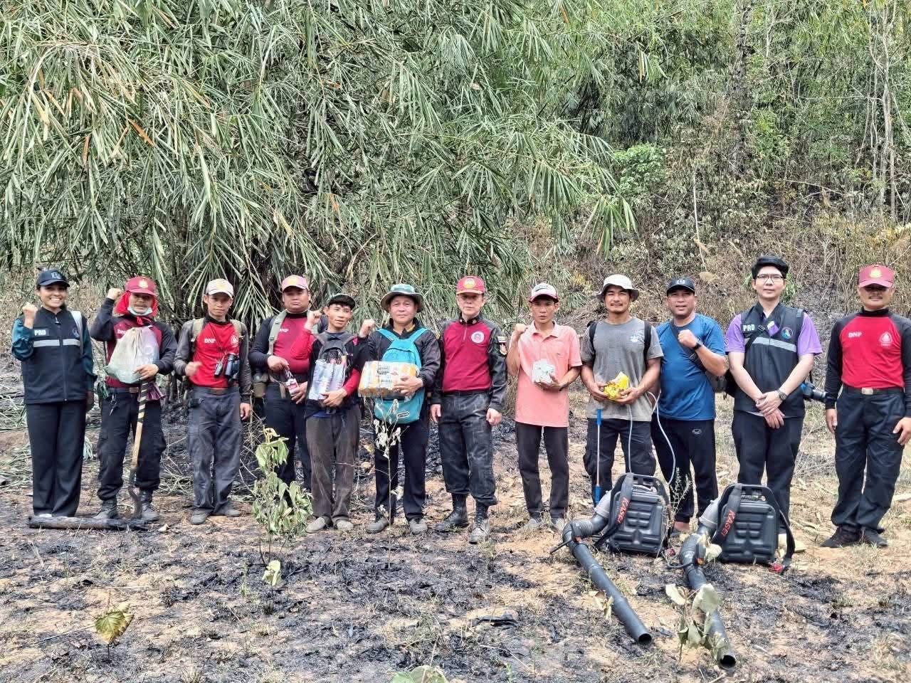 สังขละบุรี บูรณาการเครือข่ายประชาชนจิตอาสา ร่วมดับไฟป่า เฝ้าระวังจุดความร้อน พื้นที่บ้านไล่โว่-สาลาวะ อำเภอสังขละบุรี จังหวัดกาญจนบุรี ป้องกันไฟลามเข้าเขตป่าทุ่งใหญ่ฯ 