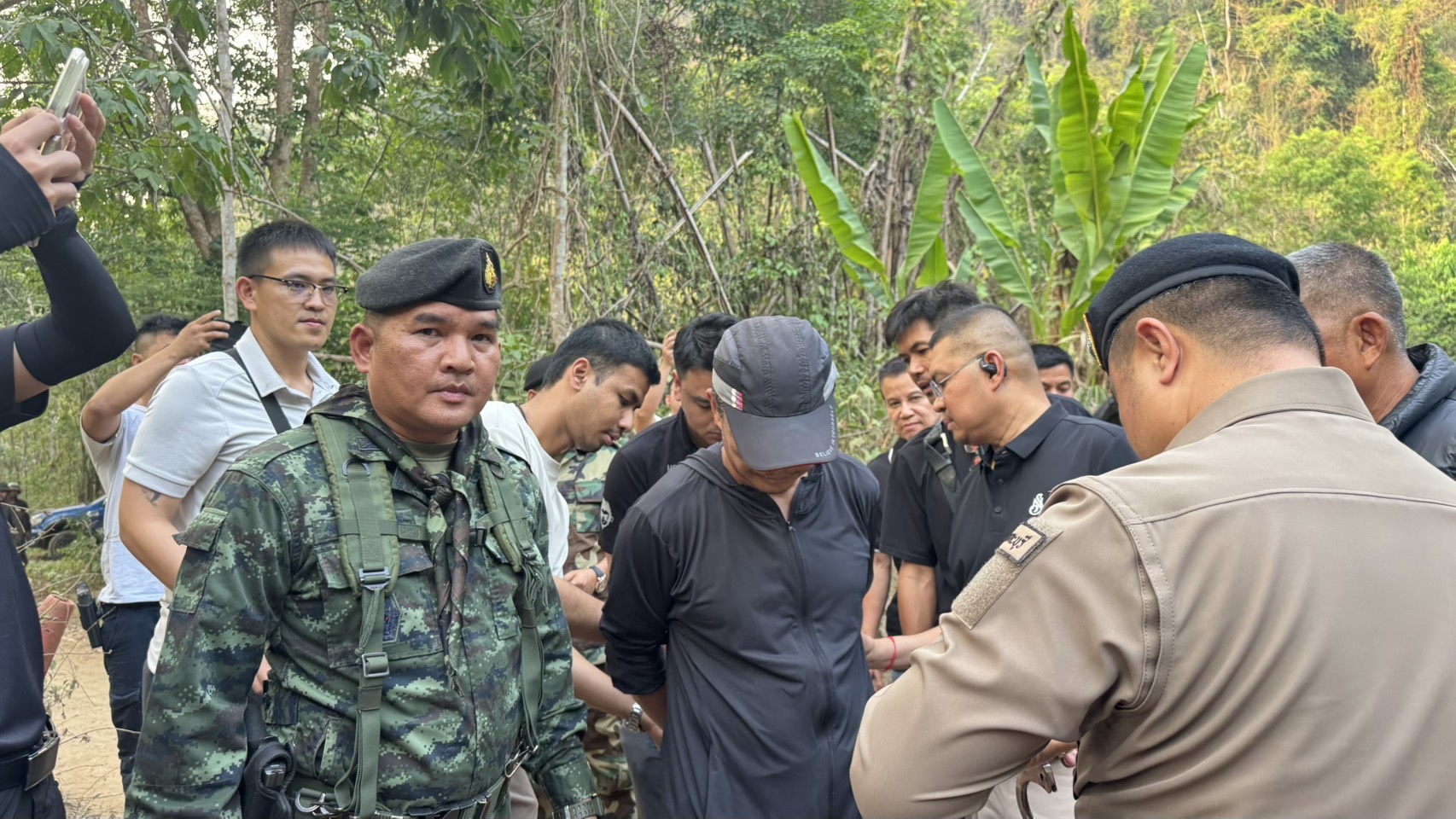 ตำรวจคุมตัว &lsquo;ร.อ.วิโรจน์&rsquo; จากสภ.สังขละบุรี พล.ต.ท.นพศิลป์ เผยจะแถลงข่าวที่สำนักงานตำรวจแห่งชาติ ก่อนส่งตัวไปนราธิวาส