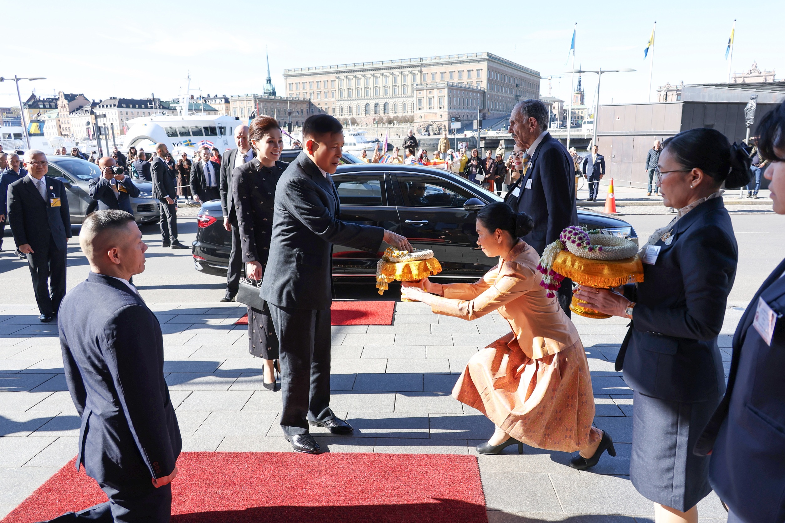 วันที่ ๒๙ เมษายน ๒๕๖๙ เวลา ๐๙.๓๐ น. (เวลาท้องถิ่น) พระบาทสมเด็จพระเจ้าอยู่หัว &nbsp;และสมเด็จพระนางเจ้า ฯ พระบรมราชินี เสด็จพระราชดำเนินโดยรถยนต์พระที่นั่ง ถึงโรงแรมแกรนด์โฮเทล (Grand Hotel) กรุงสตอกโฮล์ม ราชอาณาจักรสวีเดน