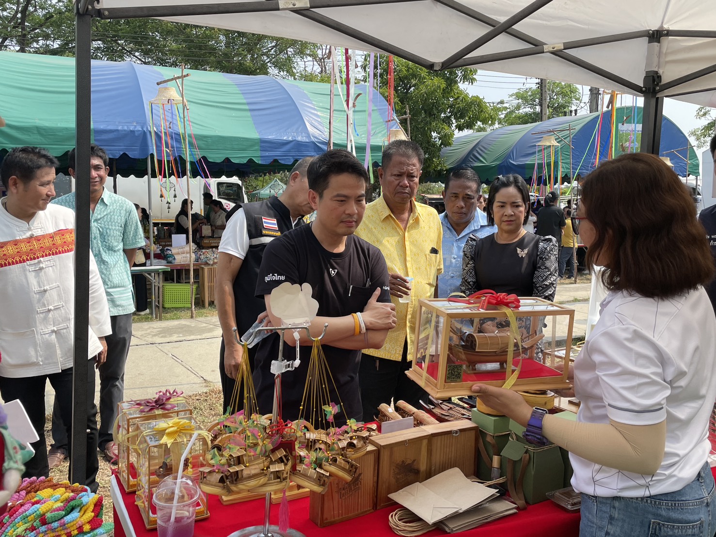 ชาวอ่างทองออกจับจ่าย &nbsp;&ldquo;ไทยช่วยไทย &ldquo; คึกคัก ! รมต.ภราดร ชวนใช้ &lsquo;คนละครึ่งพลัส&rsquo; 1 มิ.ย.นี้&nbsp;
