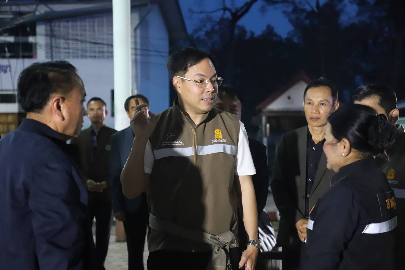 รมช.ศึกษาธิการ ลงพื้นที่จังหวัดยโสธร ตรวจเยี่ยมโรงเรียนที่ได้รับผลกระทบจากพายุ &nbsp;เร่งฟื้นฟูอาคารสถานที่สร้างความปลอดภัยก่อนเปิดภาคเรียน