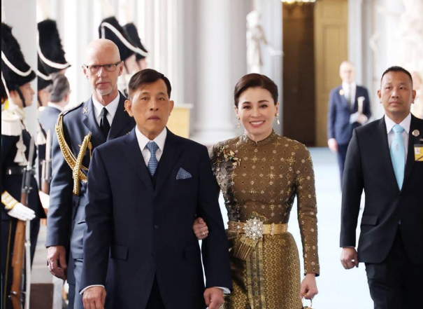 ฉลองพระองค์สมเด็จพระนางเจ้าฯ พระบรมราชินี สืบสานงานศิลป์ไทย สง่างามประจักษ์ไกลสู่สายตาชาวโลก&nbsp;
