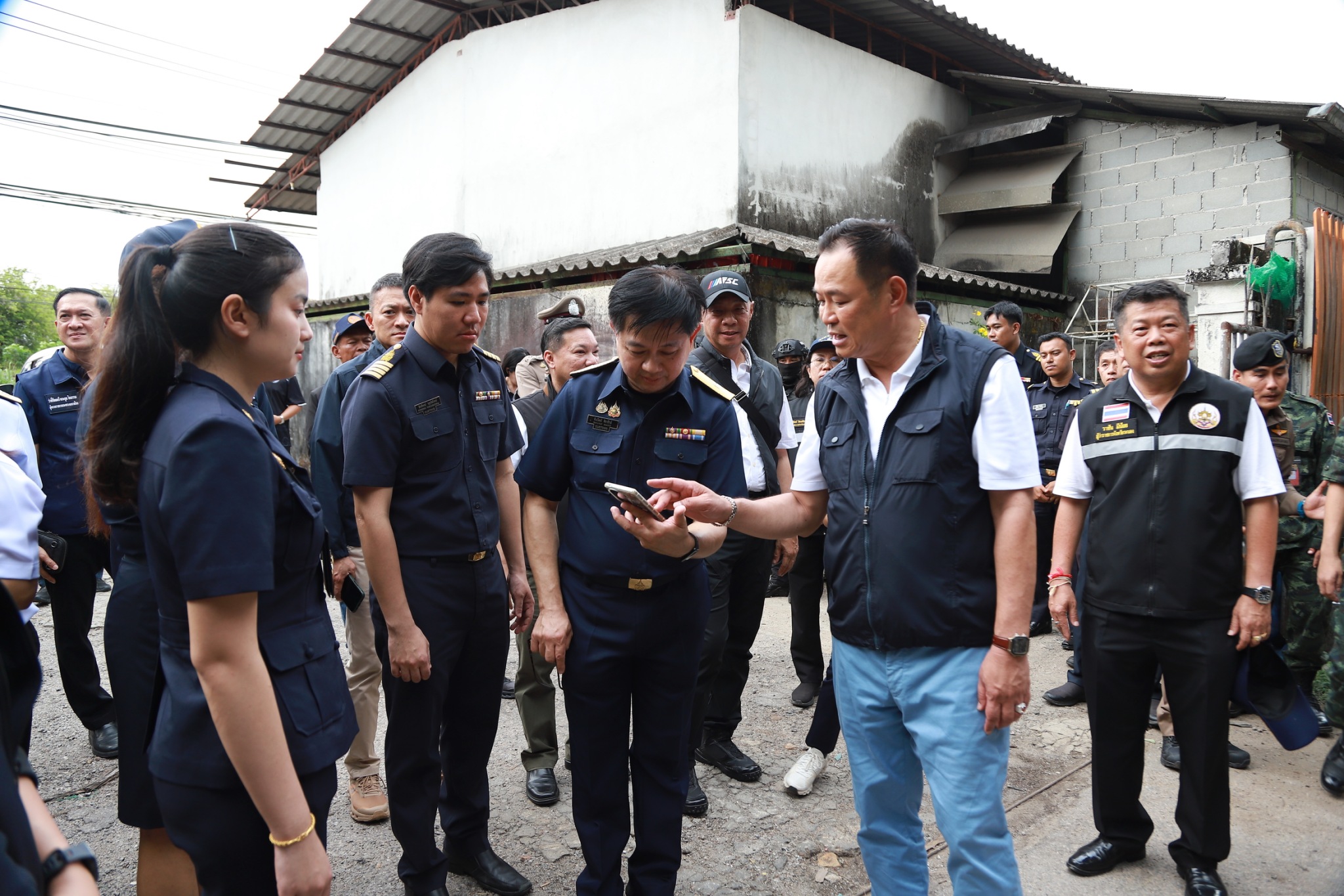 นายกฯ อนุทิน ลงพื้นที่จังหวัดระนอง แถลงข่าวกรณีการตรวจยึดสินค้าต้องสงสัยหนีภาษีกว่า 50 ล้านบาท &nbsp; &nbsp; &nbsp;&nbsp;