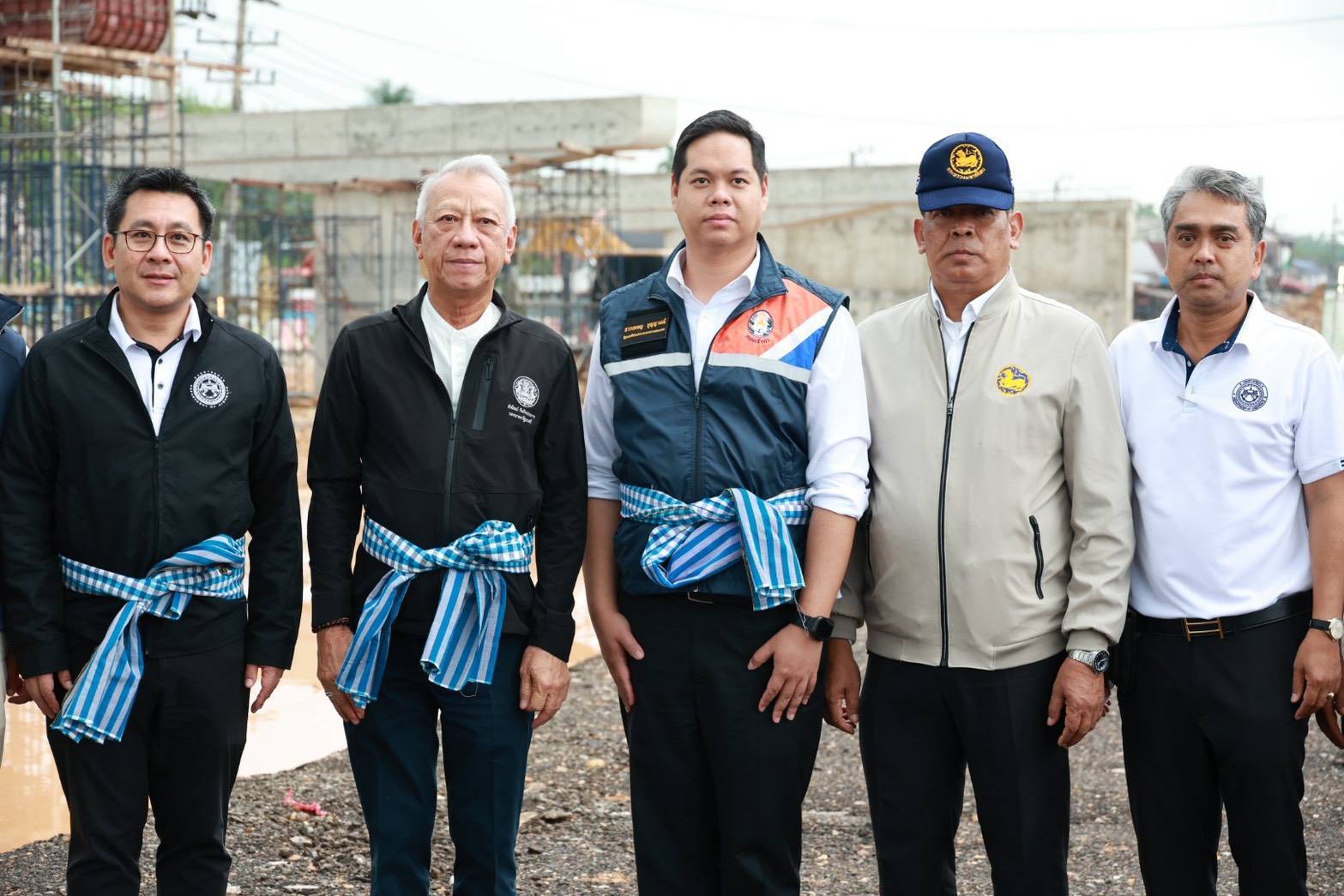  รองนายกรัฐมนตรีและรัฐมนตรีว่าการกระทรวงคมนาคม ลงพื้นที่ติดตามความคืบหน้าโครงการก่อสร้างทางหลวงหมายเลข 42 ยกระดับคมนาคมชายแดนใต้ รองรับเศรษฐกิจและโลจิสติกส์ในอนาคต