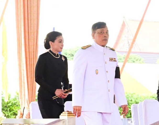 พระบาทสมเด็จพระเจ้าอยู่หัว และสมเด็จพระนางเจ้า ฯ พระบรมราชินี เสด็จพระราชดำเนินไปในการพระราชพิธีจรดพระนังคัลแรกนาขวัญ พุทธศักราช ๒๕๖๙ &nbsp;ณ มณฑลพิธีท้องสนามหลวง และเสด็จพระราชดำเนินไป ทอดพระเนตรพระยาแรกนาหว่านข้าว &nbsp;ณ แปลงนาสาธิต สวนจิตรลดา พระราชวังดุสิต