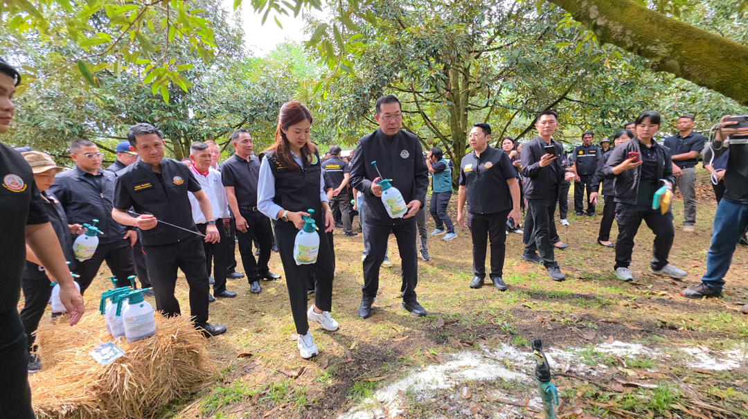 รมช.เกษตรฯ ลงพื้นที่จังหวัดระยอง ติดตามแก้ไขปัญหาชาวสวนทุเรียนถูกพายุพัดทำลายทุเรียนได้รับความเสียหาย ย้ำกระทรวงฯ พร้อมเยียวยารวดเร็ว และเสนอมูลค่าเยี่ยวยาในพืชเศรษฐกิจให้ได้มูลค่าต่อไร่สูงขึ้น