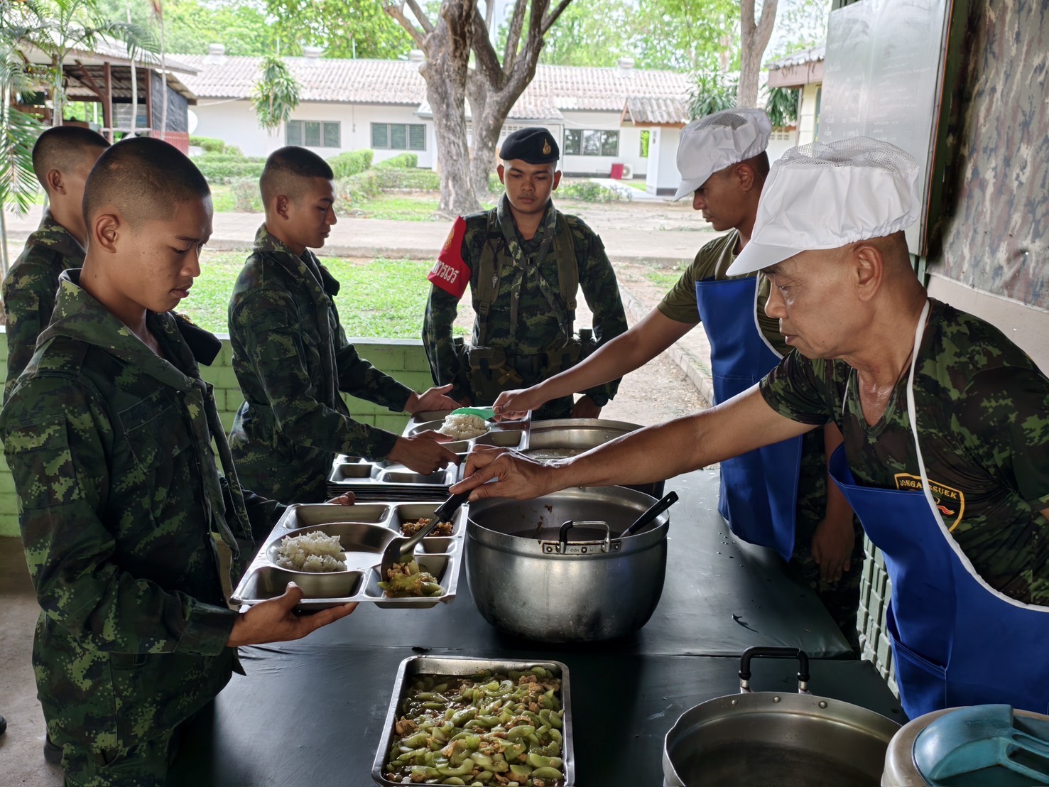 กำลังพลหน่วยเฉพาะกิจทัพพระยาเสืออิ่มท้อง พี่น้องเกษตรกรบ้านท่าเคยอิ่มใจ