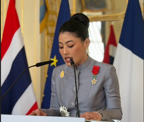 ประธานาธิบดีฝรั่งเศสถวายเครื่องอิสริยาภรณ์ ชั้น กร็องตอฟีซีเย แด่สมเด็จพระเจ้าลูกเธอ เจ้าฟ้าสิริวัณณวรี นารีรัตนราชกัญญา