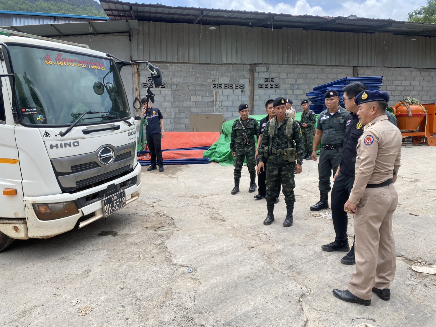 สังขละบุรี &ndash;ทหารหน่วยเฉพาะกิจลาดหญ้าฯ ฝ่ายปกครองอำเภอสังขละบุรี ตำรวจ ศุลการกร จับกุมรถบรรทุกขณะกำลังขนปูนซีเมนต์160 ถุง ปูนกาว 80 ถุง เหล็กซีไลน์300เส้นข้ามแดนผ่านประตูหลังบ้าน&nbsp;