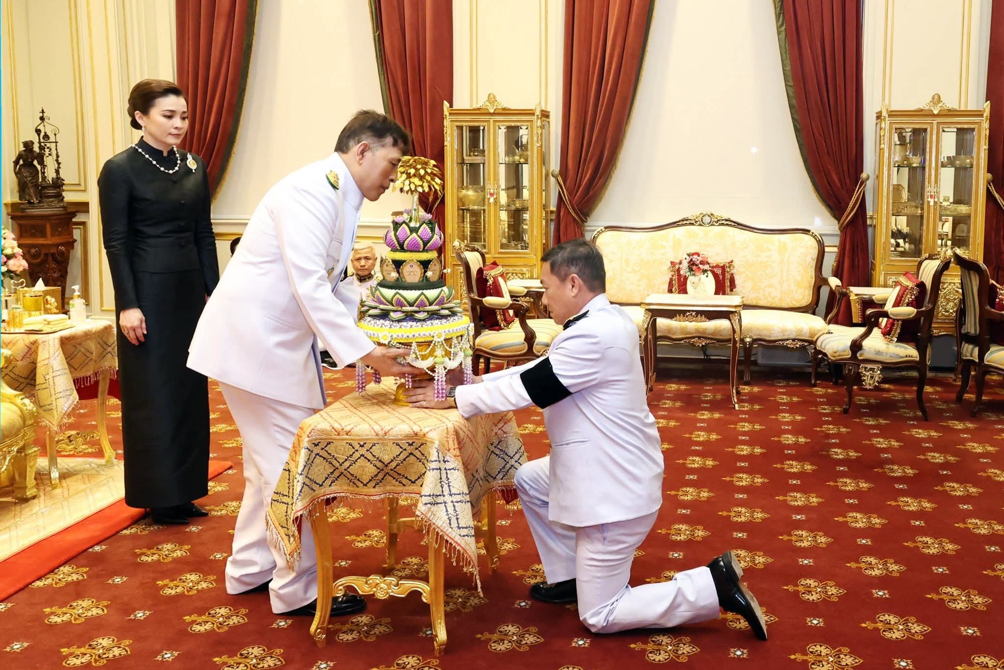  พระบาทสมเด็จพระเจ้าอยู่หัว พระราชทานพานพุ่มประดิษฐ์พระราชทาน เพื่อเชิญไปสักการะต้นศรีมหาโพธิทศมราชบพิตร ประจำจังหวัด ๗๖ จังหวัด