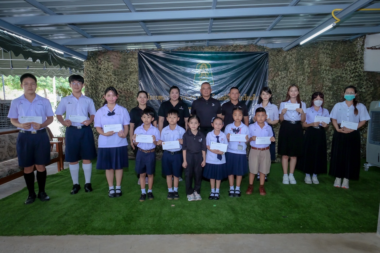 ผบ.ร.29 จัดกิจกรรมพบปะเยี่ยมเยียน และมอบทุนการศึกษาพิเศษเพิ่มเติม ให้กับบุตรหลานกำลังพลที่มีผลการศึกษาดีเด่น และสามารถสอบเข้ามหาวิทยาลัยที่มีชื่อเสียงของรัฐ