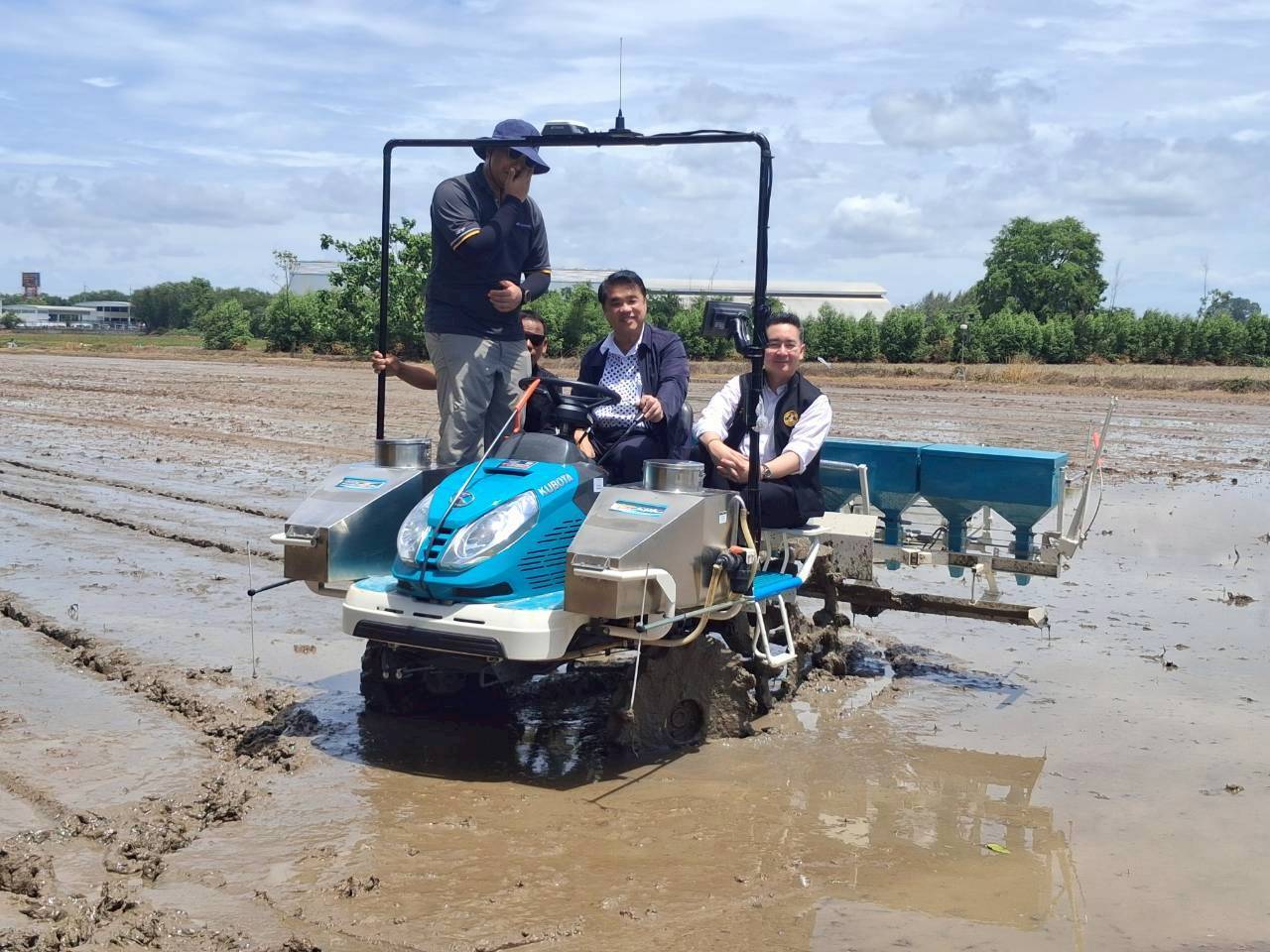 รมว.เกษตรฯ ลงพื้นที่สุพรรณบุรี หนุนขับเคลื่อนเกษตรคาร์บอนต่ำนำร่อง 8 จังหวัดภาคกลาง