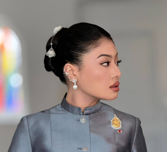 สมเด็จพระเจ้าลูกเธอ เจ้าฟ้าสิริวัณณวรี นารีรัตนราชกัญญา ทรงฉลองพระองค์ชุดไทยดุสิต ในการเสด็จฯ ร่วมงานถวายพระกระยาหารค่ำอย่างเป็นทางการ (State Dinner) ณ พระราชวังเอลีเซ