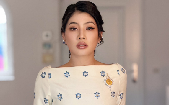 สมเด็จพระเจ้าลูกเธอ เจ้าฟ้าสิริวัณณวรี นารีรัตนราชกัญญา ทรงฉลองพระองค์ชุดจากผ้าไหมจกสีงาช้าง ลวดลายดอกพุดตานทอด้วยเทคนิคการจกไล่นำหนักของสีในดอก โดยเกสรของดอกใช้สีเหลืองอ่อนนวล กลีบดอกใช้สีฟ้าอ่อนและสีครามซึ่งกระจายตัวบนผืนผ้า โดยคุณจักรวรรดิวัตร ปรีจำรัส