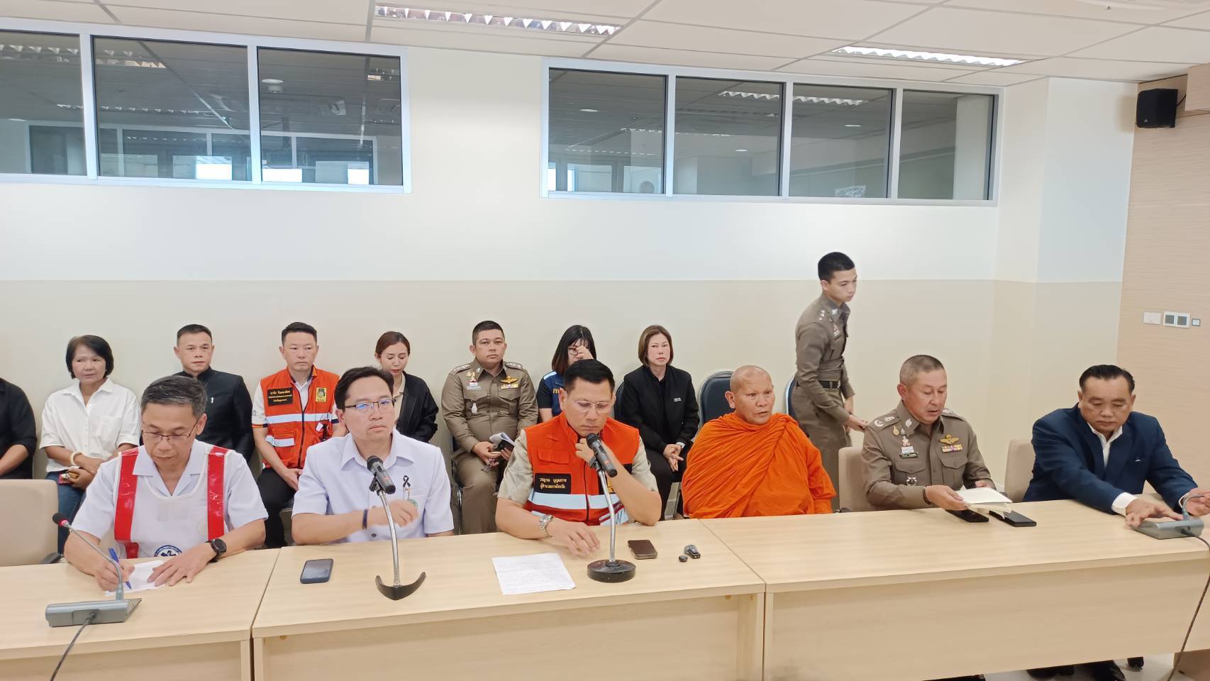 มุกดาหารแถลงด่วน อุบัติเหตุใหญ่ รถกระบะชนพระภิกษุมรณภาพเบื้องต้น 8 ราย &nbsp; &nbsp;