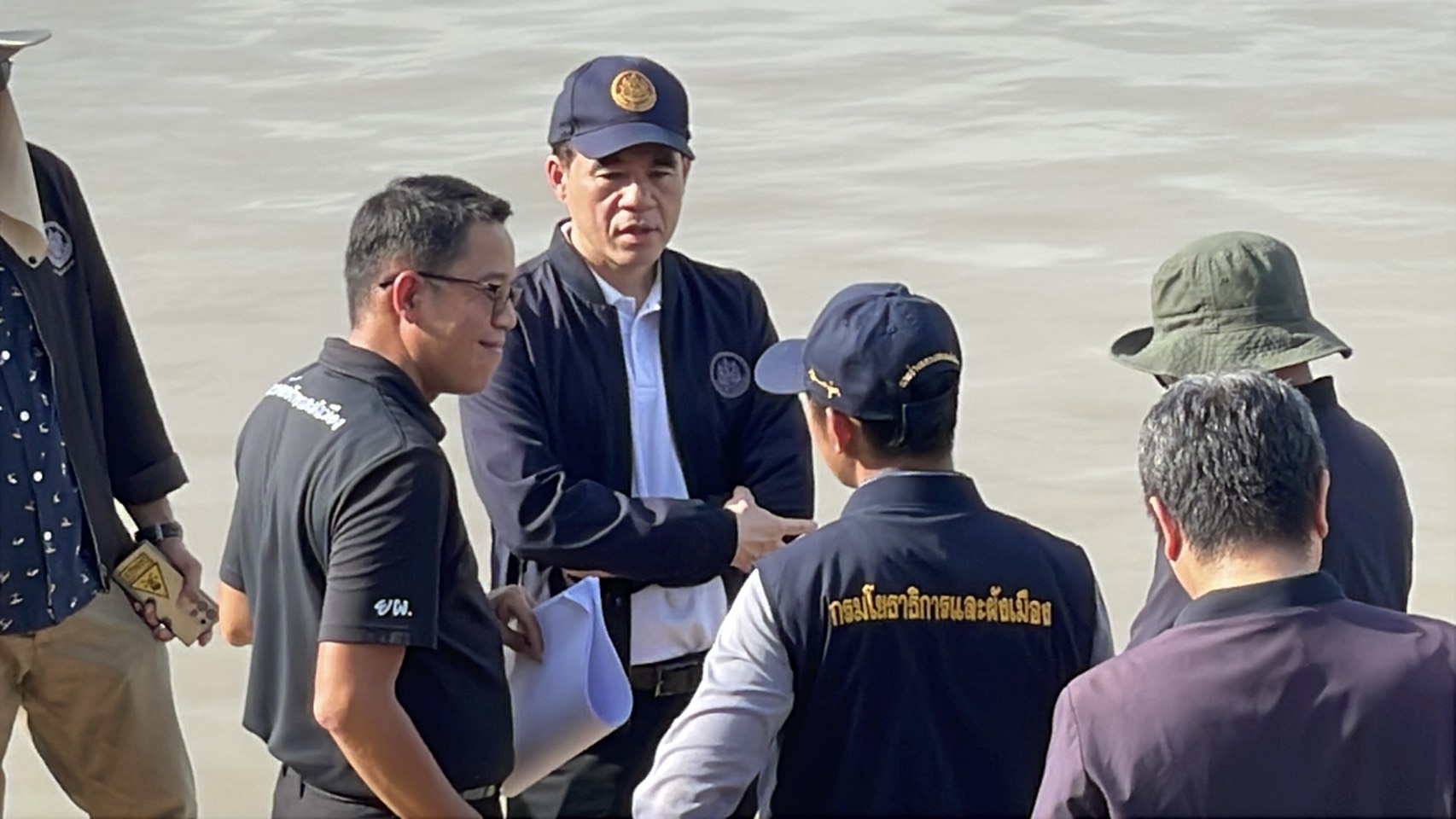 อธิบดีกรมโยธาฯ ส่งทีมสำรวจและซ่อมแซมเขื่อนเรียงหินป้องกันน้ำท่วมหน้าวัดไชยสงคราม จังหวัดอ่างทอง เป็นการเร่งด่วน