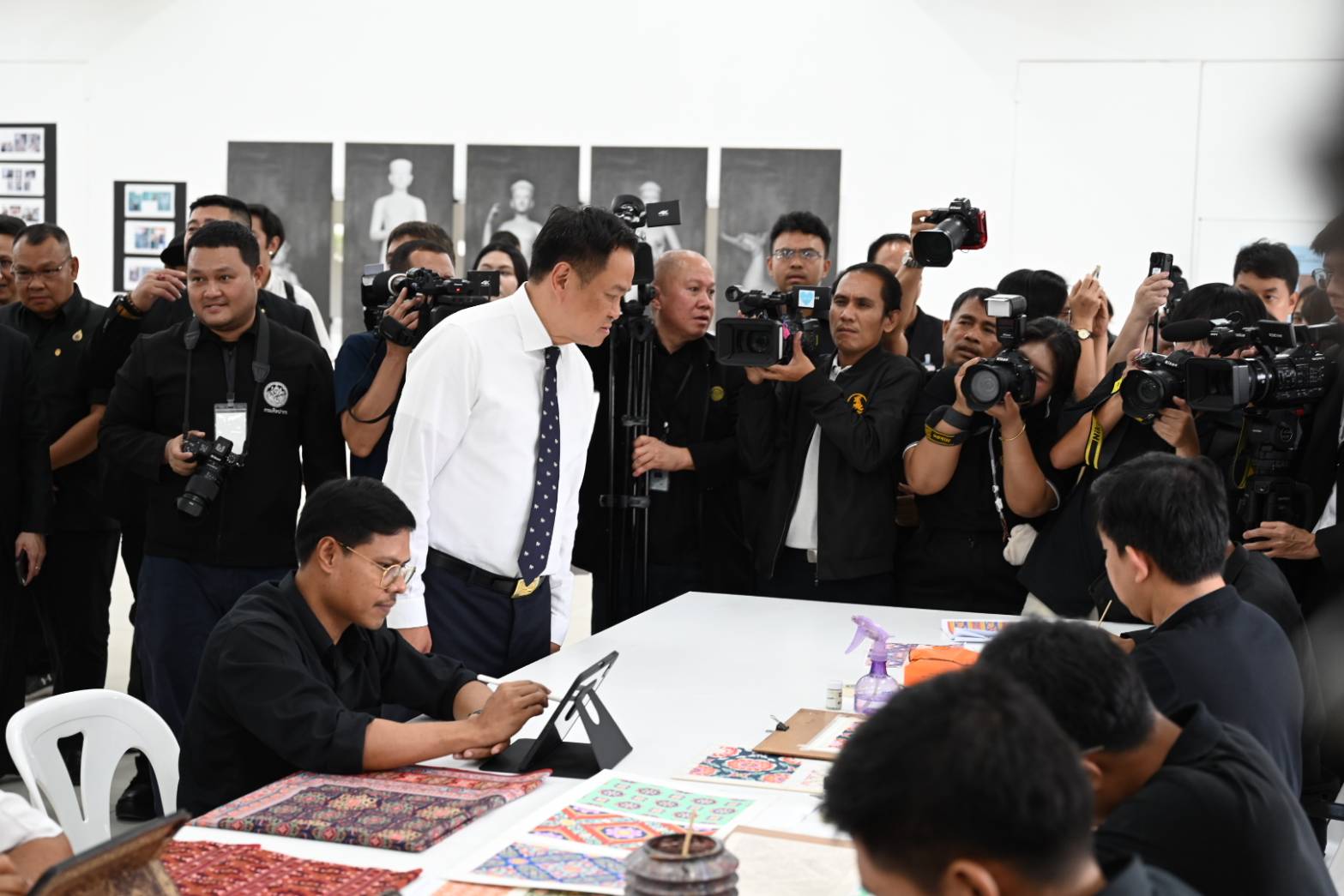 นายกรัฐมนตรี ติดตามความคืบหน้าการจัดสร้างพระเมรุมาศ