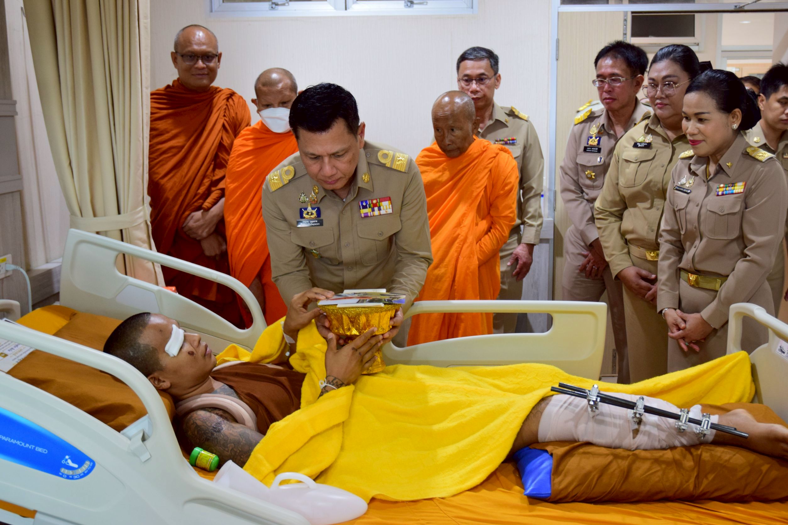 สมเด็จพระอริยวงศาคตญาณ สมเด็จพระสังฆราช สกลมหาสังฆปริณายก โปรดประทาน กัปปิยภัณฑ์ แด่พระภิกษุอาพาธจากเหตุรถยนต์พุ่งชนคณะพระธุดงค์ จังหวัดมุกดาหาร