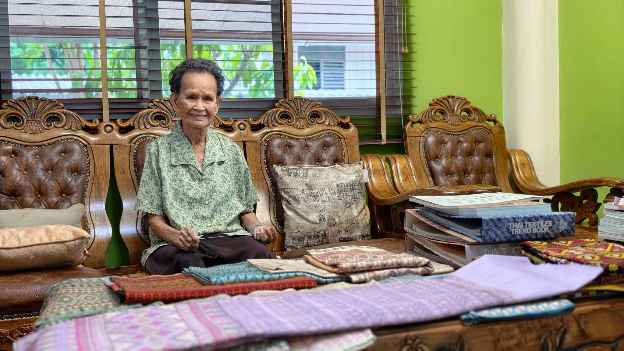 NBT กาญจนบุรี ถ่ายทำรายการใต้ร่มพระบารมี พระพันปีหลวง ความพิเศษของ &ldquo;ผ้าทอจกไท-ยวน&rdquo; ด้วยเทคนิคการใช้ &ldquo;ขนเม่น&rdquo;
