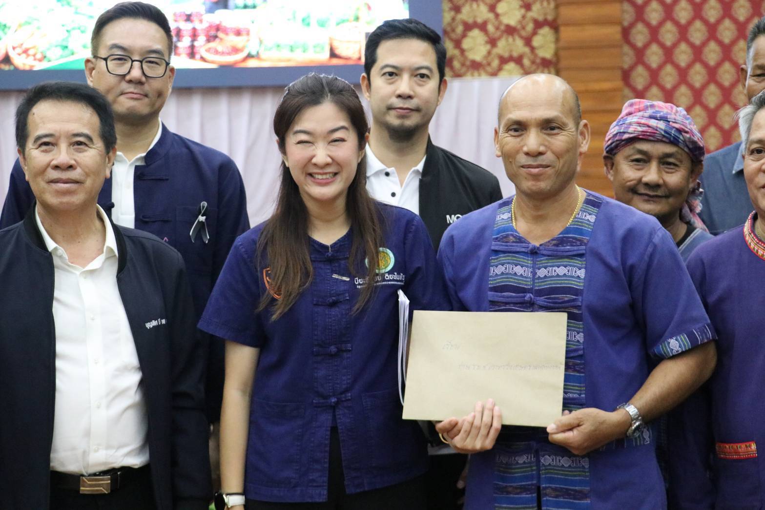 รมช.เกษตรฯ ลงพื้นที่แม่เมาะ มอบปัจจัยการผลิต หนุนเกษตรปลอดภัย ยกระดับรายได้เกษตรกรด้วยนวัตกรรมและตลาดนำการผลิต