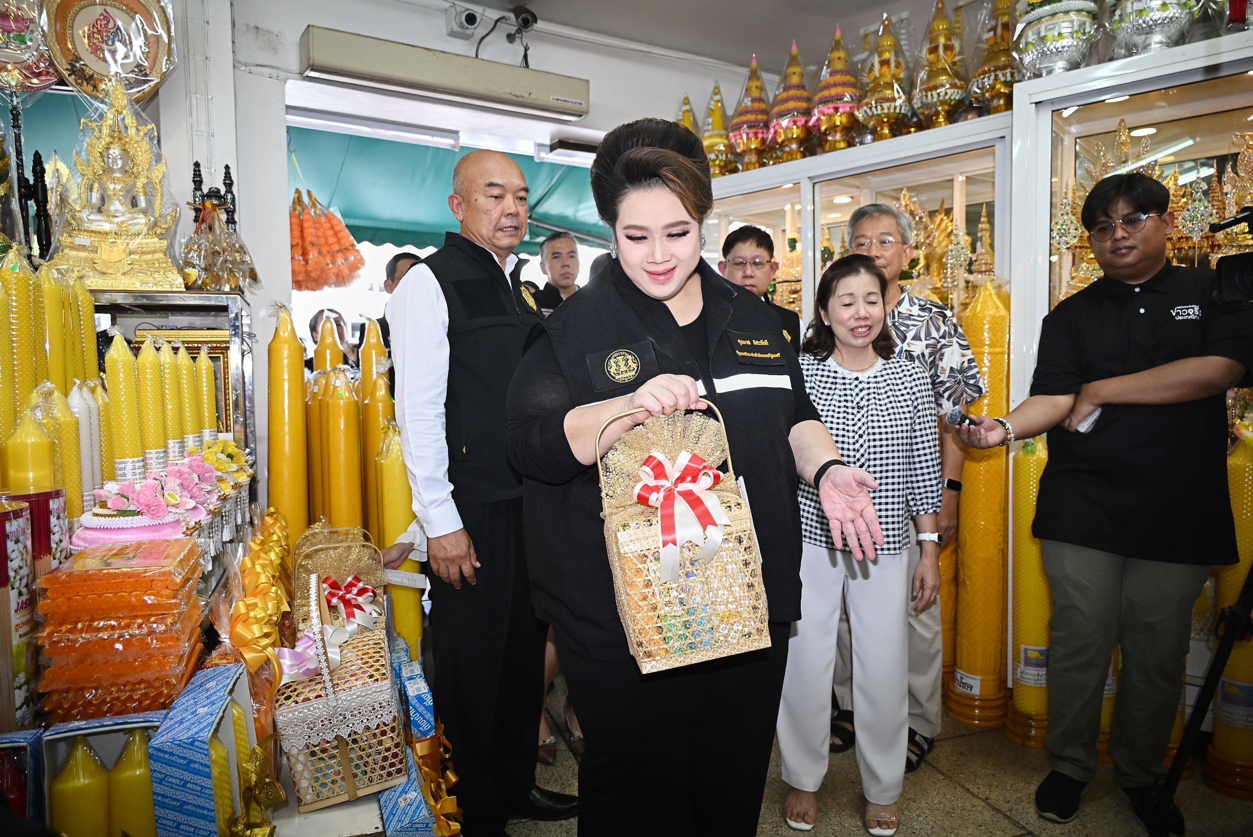 "ศุภมาส" ห่วงชาวพุทธ โดนพิษสังฆทานไร้ฉลาก-ด้อยคุณภาพ ก่อนวันพระใหญ่ นำทีมลุยตรวจย่านเสาชิงช้า ลั่น "ของต้องดี ฉลากต้องครบ ราคาต้องชัด"
