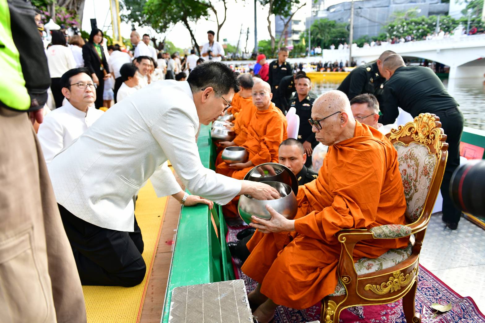 ยิ่งใหญ่ที่สุดในประวัติศาสตร์เกาะรัตนโกสินทร์ พิธีทำบุญตักบาตรทางเรือ &ldquo;สายน้ำแห่งชีวิต ใต้ร่มพระบารมี สืบสานวิถีรัตนโกสินทร์&rdquo;