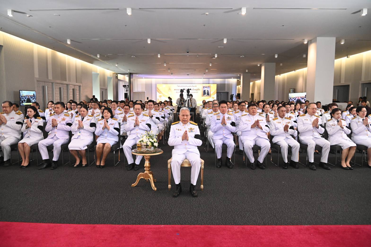 "โสภณ" นำคณะผู้บริหาร-ข้าราชการรัฐสภา ทำกิจกรรม ถวายพระราชกุศลเนื่องในวันเฉลิมพระชนมพรรษาในหลวง รวมพลจิตอาสา ตัดหญ้า-ขึ้นรถเครนตัดแต่งใบตาล ปรับภูมิทัศน์รอบสภา