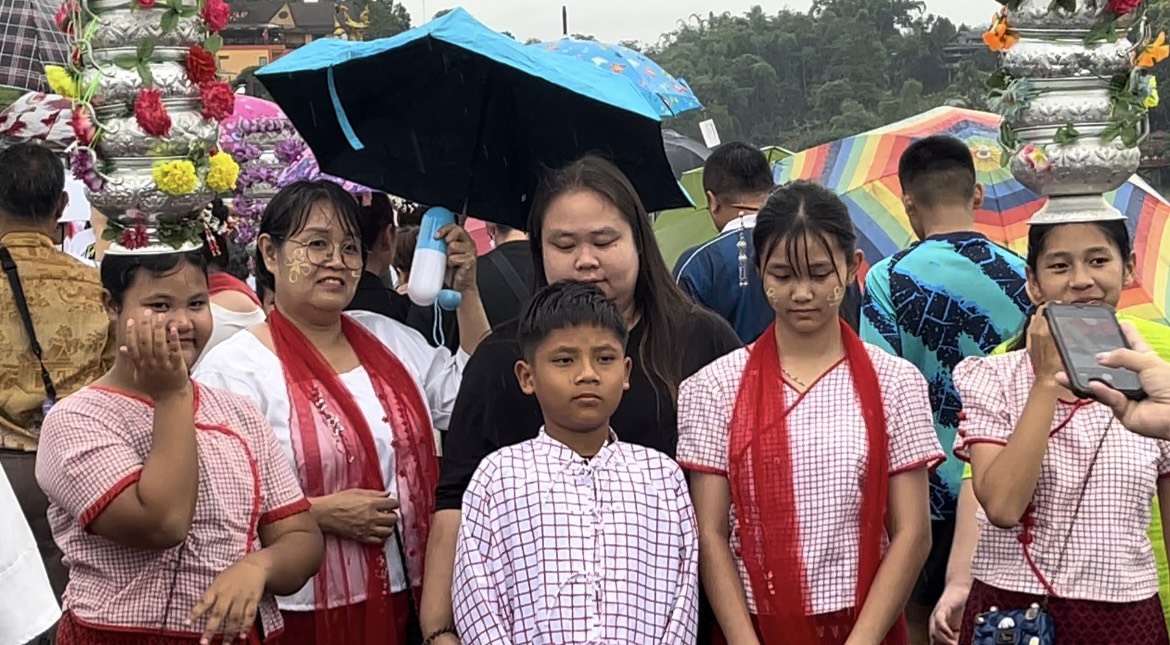 สังขละบุรี-บรรยากาศท่องเที่ยววันหยุดเข้าพรรษาคึกคัก 