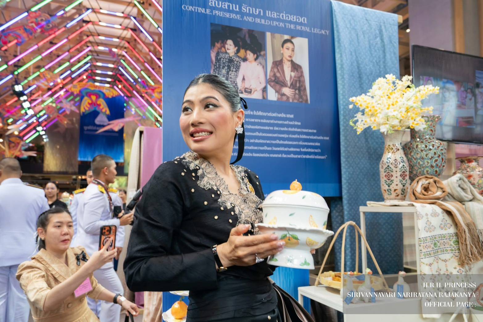สมเด็จพระเจ้าลูกเธอ เจ้าฟ้าสิริวัณณวรี นารีรัตนราชกัญญา เสด็จเปิดงาน &lsquo;สืบสานใจ หัตถศิลป์ไทย สู่สากล&rsquo; EM DISTRICT SENSE OF THAI 2026 พร้อมทอดพระเนตรแฟชั่นโชว์ ATELIER DE GR&Acirc;CE HAUTE COUTURE ณ ศูนย์การค้าเอ็มสเฟียร์ เขตคลองเตย กรุงเทพมหานคร
