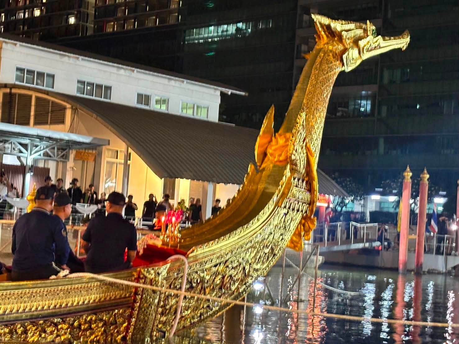 กองทัพเรือ อัญเชิญเรือพระที่นั่งสุพรรณหงส์ลงน้ำเพื่อเตรียมการในการจัดขบวนพยุหยาตราทางชลมารค