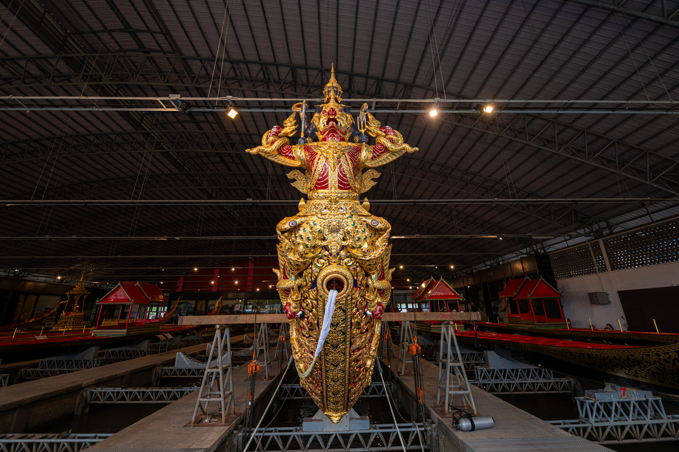 กองทัพเรือ อัญเชิญเรือพระที่นั่งนารายณ์ทรงสุบรรณ รัชกาลที่ 9 ลงน้ำเพื่อเตรียมการในการจัดขบวนพยุหยาตราทางชลมารค