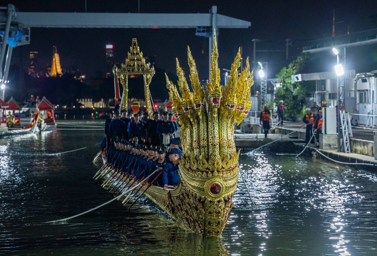 กองทัพเรือ อัญเชิญเรือพระที่นั่งอนันตนาคราช ลงน้ำเพื่อเตรียมการในการจัดขบวนพยุหยาตราทางชลมารค