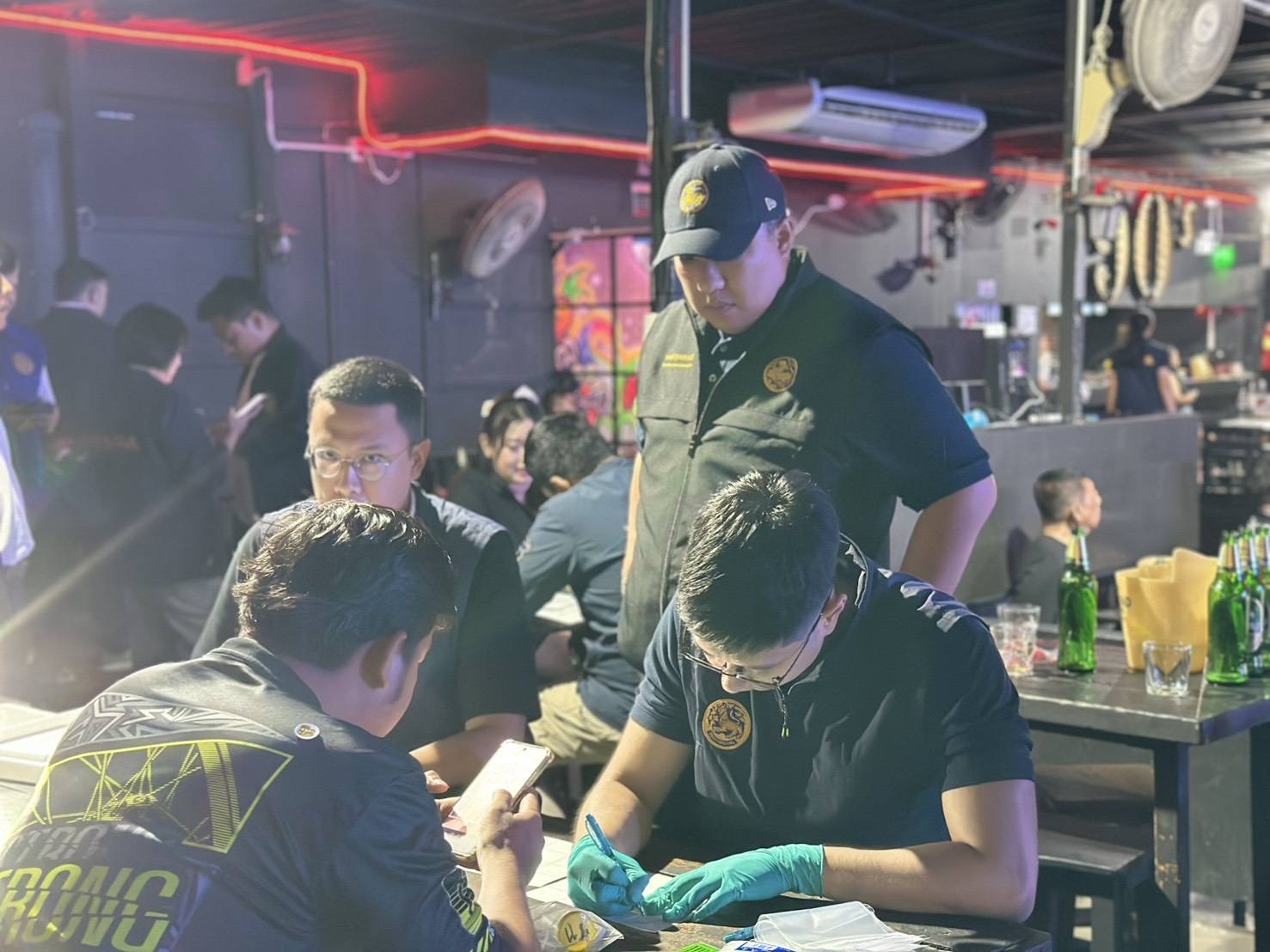 มท.2 "พลพีร์ สุวรรณฉวี" เปิดปฏิบัติการ &ldquo;บารมีโสธร&rdquo; นำชุดปฏิบัติการพิเศษกรมการปกครอง บุกจับผับเถื่อนกลางเมืองฉะเชิงเทรา