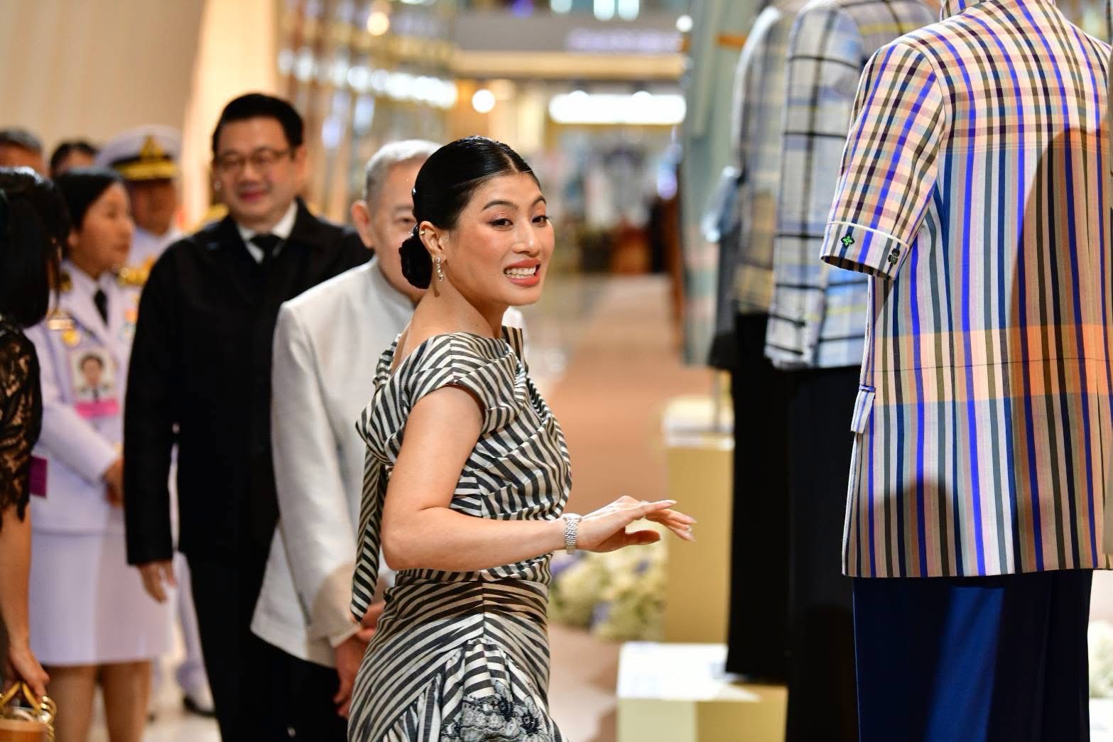 สมเด็จพระเจ้าลูกเธอ เจ้าฟ้าสิริวัณณวรี นารีรัตนราชกัญญา เสด็จไปทอดพระเนตรการจัดแสดงผลงานนิทรรศการ ภายใต้แนวคิดทุนทางวัฒนธรรม Legacy สาขาแฟชั่น &ldquo;การส่งเสริมภูมิปัญญาและหัตถศิลป์แห่งผ้าไทยผ่านมุมมองร่วมสมัย สู่งานฝีมือในโลกยุคปัจจุบัน&rdquo;