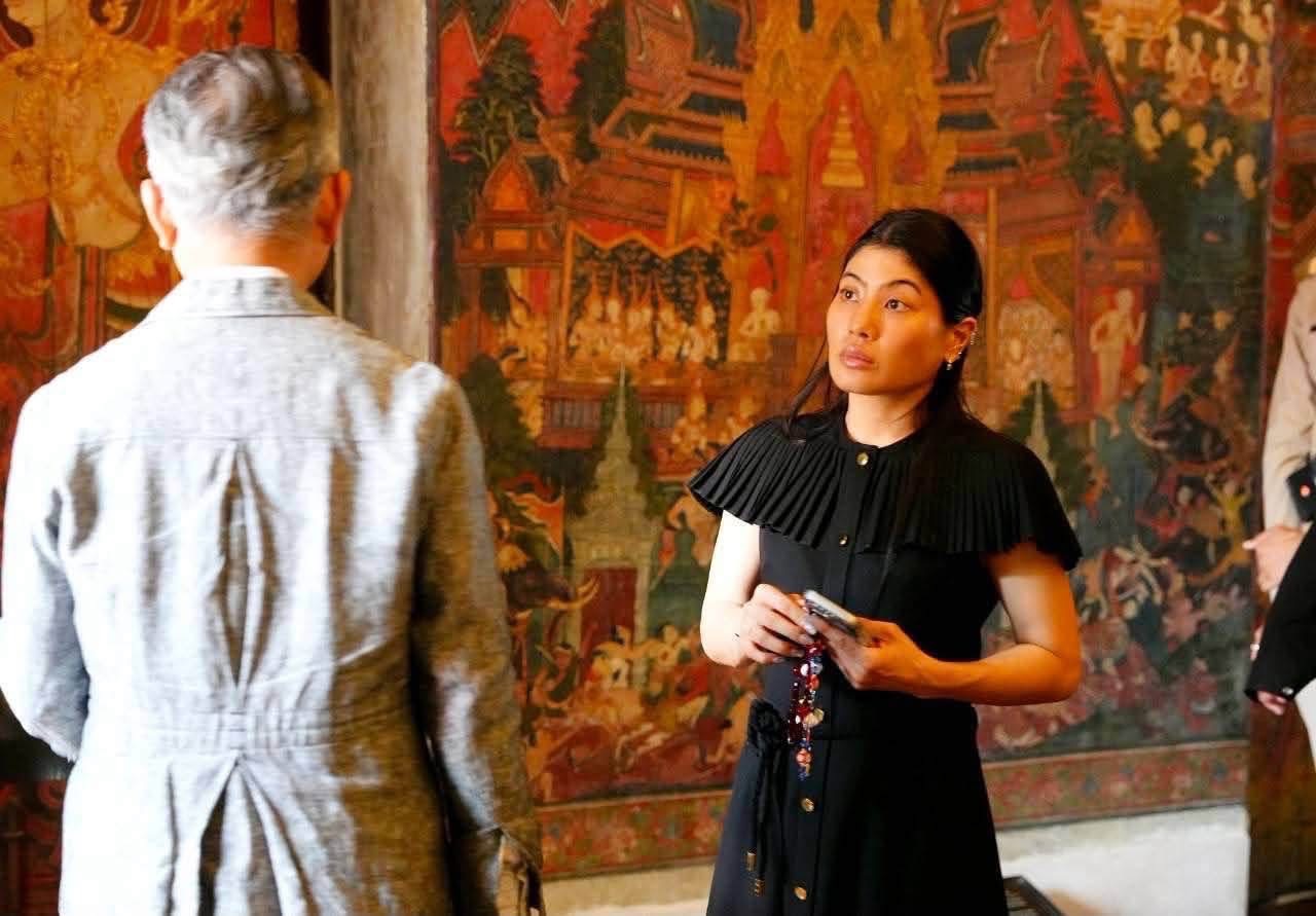 สมเด็จพระเจ้าลูกเธอ เจ้าฟ้าสิริวัณณวรี นารีรัตนราชกัญญารี เสด็จพระราชดำเนินไปยังพิพิธภัณฑสถานแห่งชาติพระนคร ทรงสักการะพระพุทธสิหิงค์ ที่ประดิษฐานอยู่ ณ พระที่นั่งพุทไธสวรรย์ และทอดพระเนตรรูปแบบจิตรกรรมฝาผนังภาพพุทธประวัติที่เขียนขึ้นตั้งแต่สมัยรัชกาลที่ 1 โดยมีการเขียนซ่อมแซมในเวลาต่อมา แสดงให้เห็นวิวัฒนาการของจิตรกรรมฝาผนังแนวประเพณีของไทย 